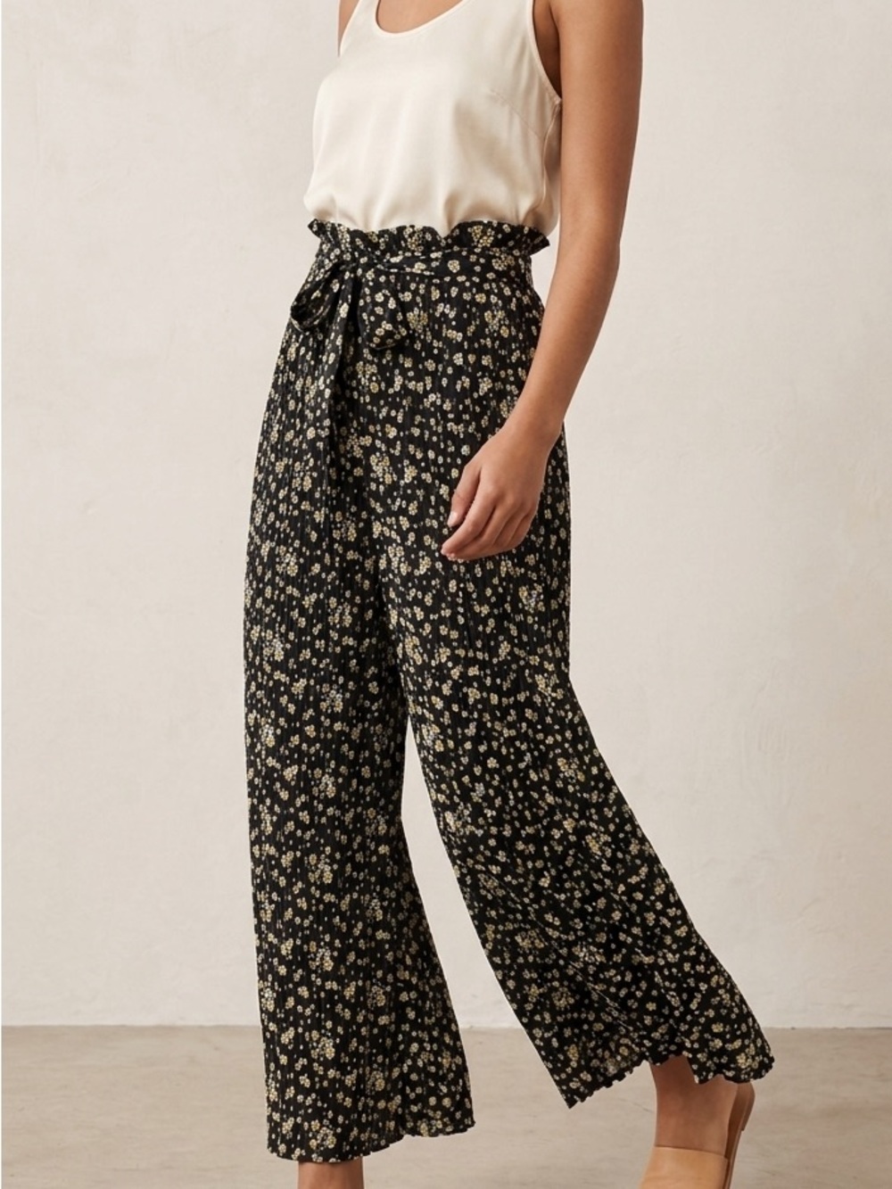 Olivia Rose Daisy Print Pleated Wide Leg Pants Black Floral Paperbag Waist S